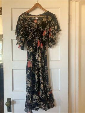 Anthroplogie light weight floral dress with flutter sleeves